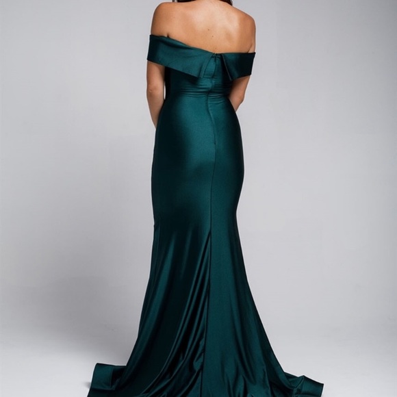 Off shoulder gown - Picture 2 of 4